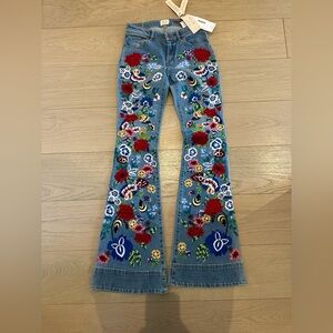 AO.LA BY ALICE + OLVIA FLORAL EMBROIDERED FLARE JEANS